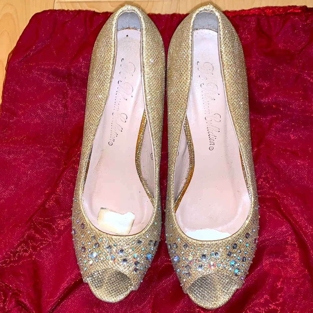 The Blossom Collection. Size 7.5. Gold with stones.